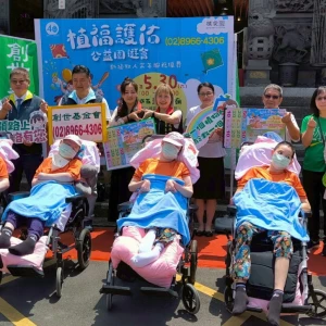 復康巴士駛進廟埕　創世板橋院民赴土城五穀先帝廟參香也為園遊會集氣