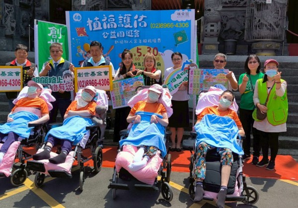 復康巴士駛進廟埕　創世板橋院民赴土城五穀先帝廟參香也為園遊會集氣