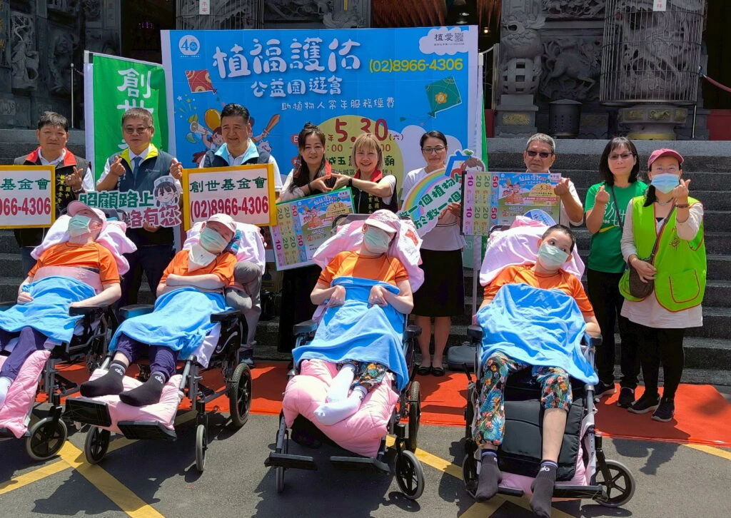 復康巴士駛進廟埕　創世板橋院民赴土城五穀先帝廟參香也為園遊會集氣