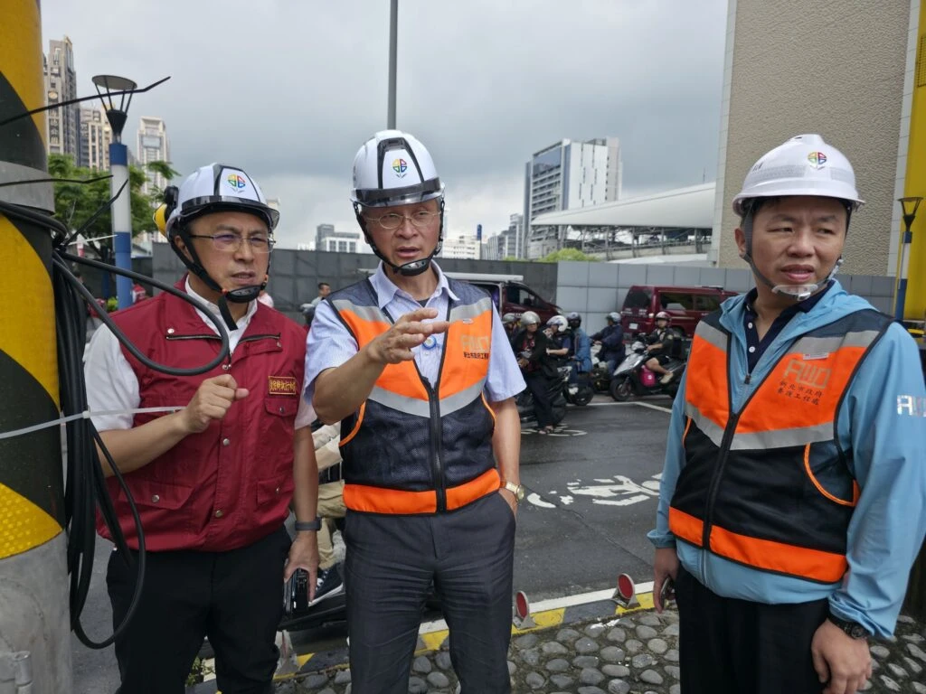 再犯！新莊天橋工程誤挖水管 雙北交通要道減壓供水