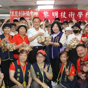 眾能協會攜手黎明師生包粽送弱勢　阿嬤級志工教外籍學生包台灣粽