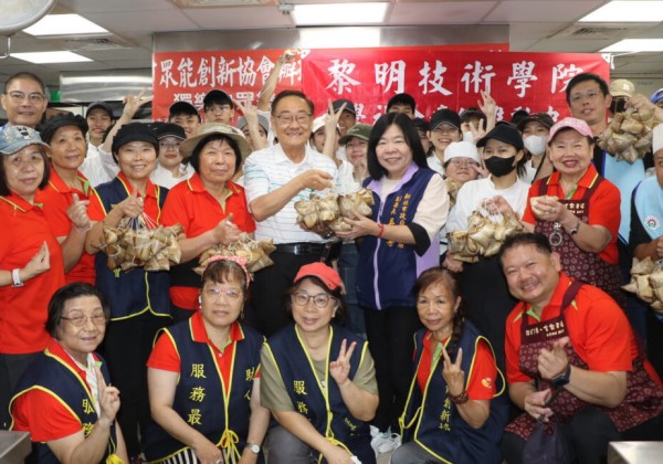 眾能協會攜手黎明師生包粽送弱勢　阿嬤級志工教外籍學生包台灣粽