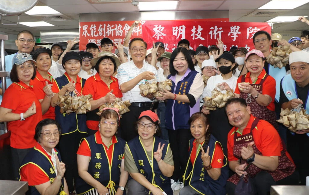 眾能協會攜手黎明師生包粽送弱勢　阿嬤級志工教外籍學生包台灣粽