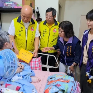 板橋曹婦身障獨居　圓融行善團濟助20萬元　板二社福中心送看護物資並裝緊急救援系統