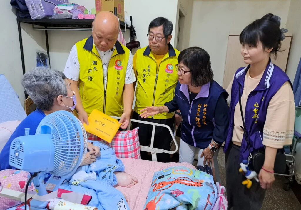板橋曹婦身障獨居　圓融行善團濟助20萬元　板二社福中心送看護物資並裝緊急救援系統