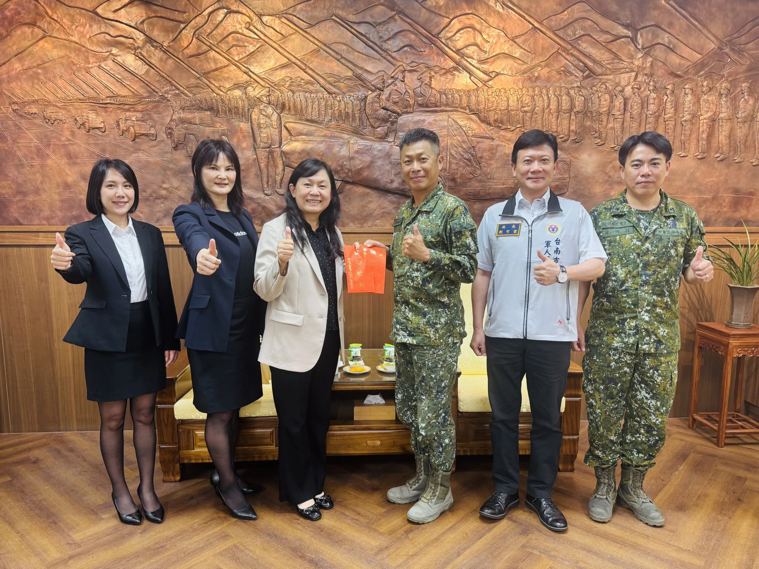 軍友保險公司端節前夕 敬軍慰勞台南陸軍部隊 軍友保險公司端節前夕 敬軍慰勞台南陸軍部隊