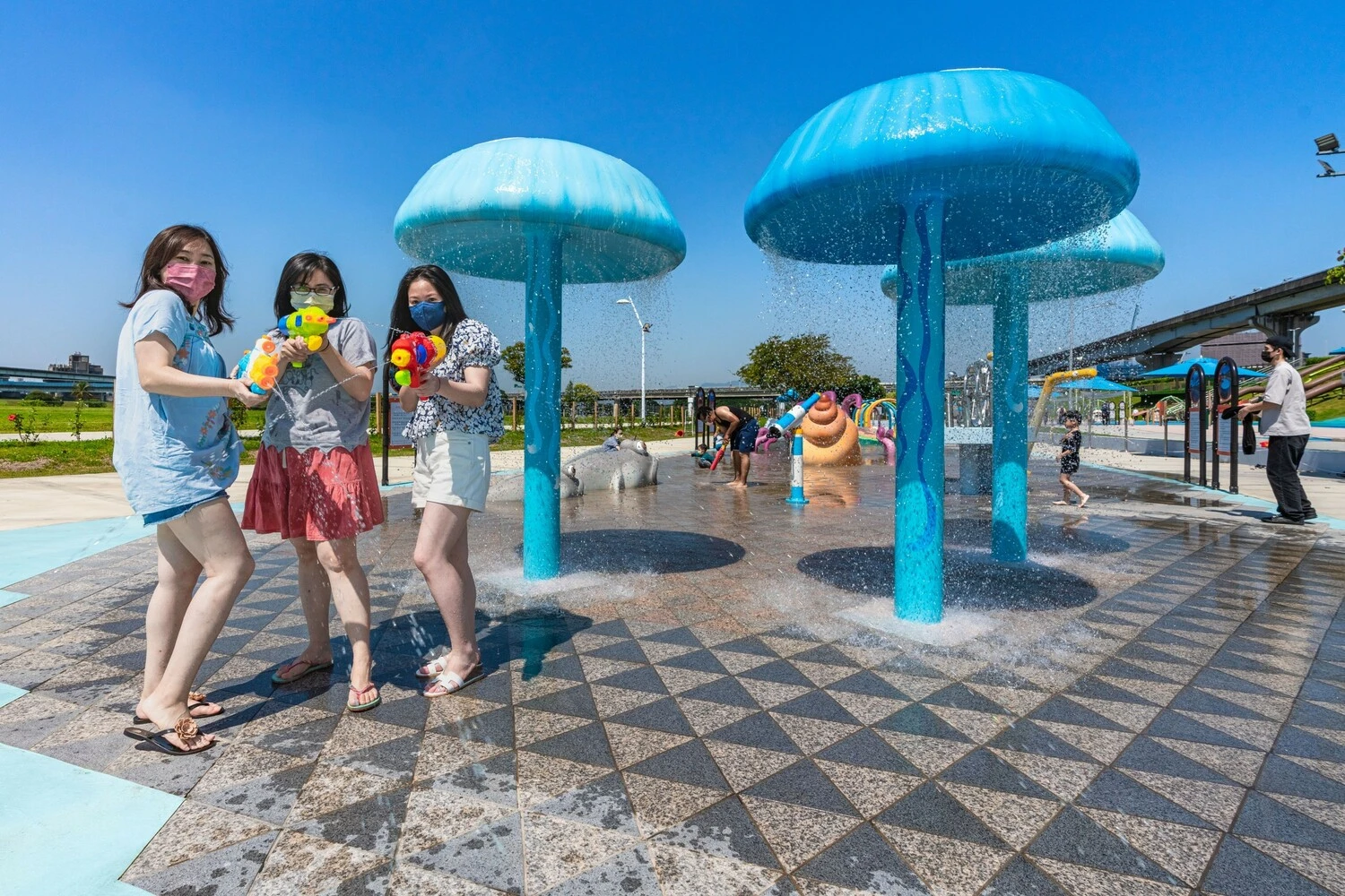 【熊猴森樂園】海世界水樂園.新北大都會公園親子.近捷運三重站 【熊猴森樂園】海世界水樂園.新北大都會公園親子.近捷運三重站