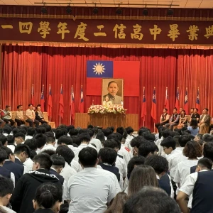 二信高中畢業典禮董事長勉勵畢業生成為有溫度關懷社會的好人