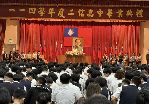 二信高中畢業典禮董事長勉勵畢業生成為有溫度關懷社會的好人
