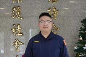 墨鏡女  ATM前神情慌張  警鷹眼識破詐欺車手當場查獲