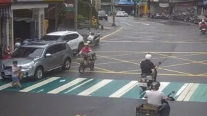 斑馬線上違停害人害己  警方追究違停車主責任
