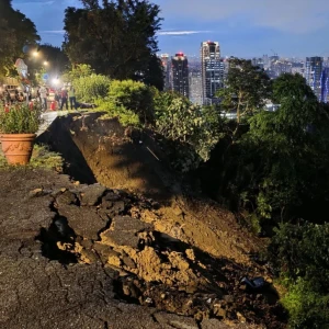 豪雨造成新店涵煙翠社區前邊坡崩落　新北市府啟動應變連夜搶修　受損道路及邊坡土地為社區所有，後續由建設公司接手處理　