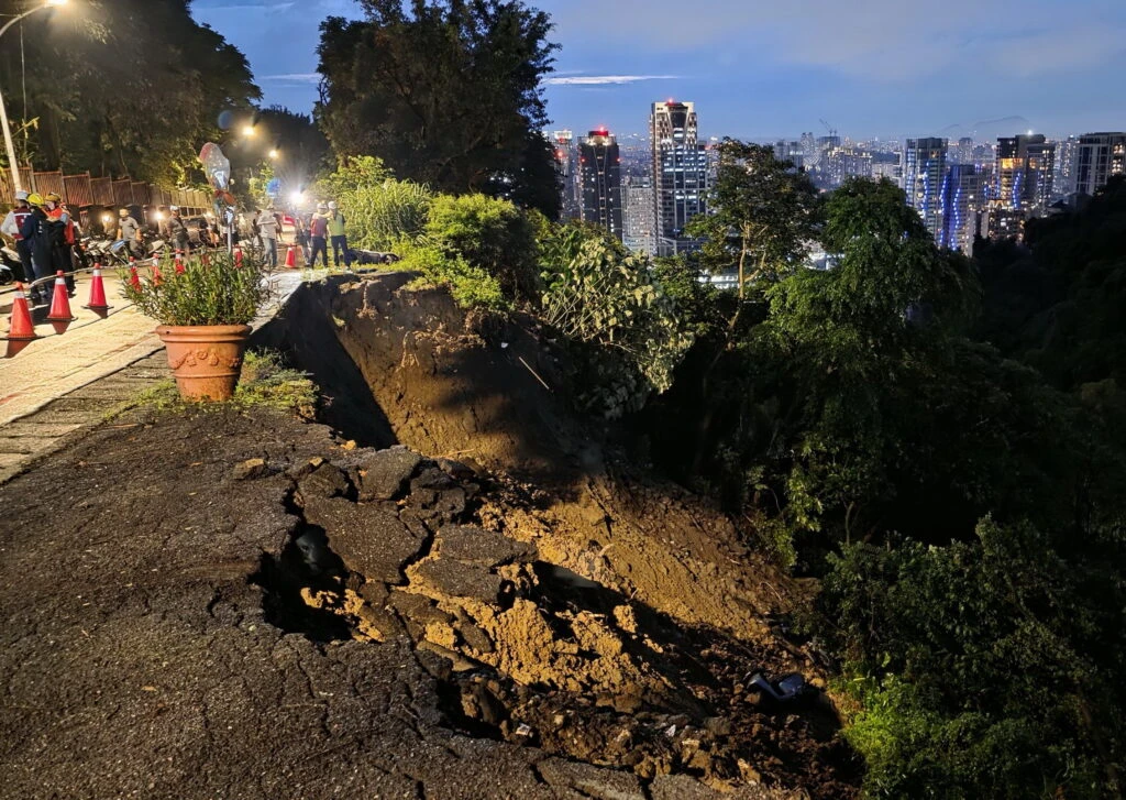 豪雨造成新店涵煙翠社區前邊坡崩落　新北市府啟動應變連夜搶修　受損道路及邊坡土地為社區所有，後續由建設公司接手處理　