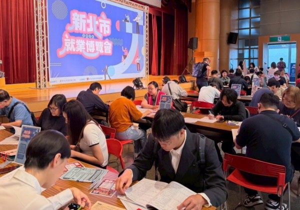 助社會新鮮人與熟齡者找工作　板橋就博會初媒合達51.7%