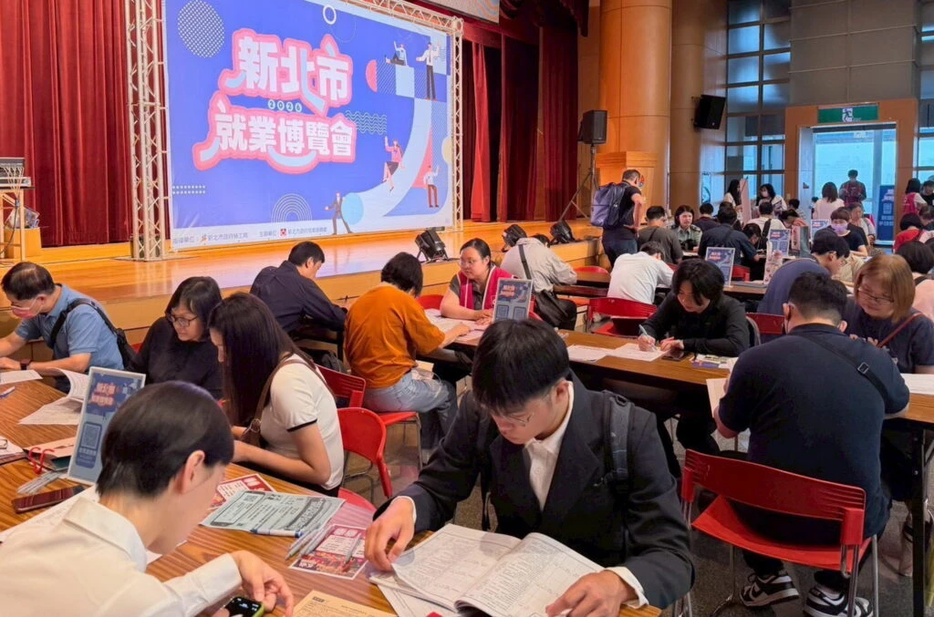 助社會新鮮人與熟齡者找工作　板橋就博會初媒合達51.7%