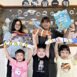響應「世界海洋日」　新北市圖北海岸三分館親子彩繪漂流木　金山分館守護海洋《把海的味道帶回家》