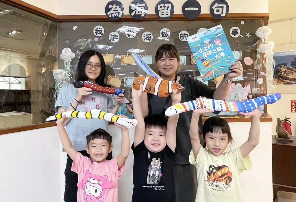 響應「世界海洋日」　新北市圖北海岸三分館親子彩繪漂流木　金山分館守護海洋《把海的味道帶回家》