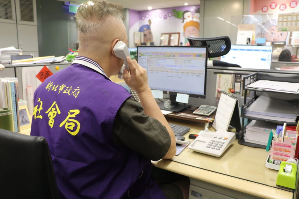 新北社會局全國首創　老人健保AI語音智慧查詢 0800-585-085 (我幫我、您幫我) 一通搞定