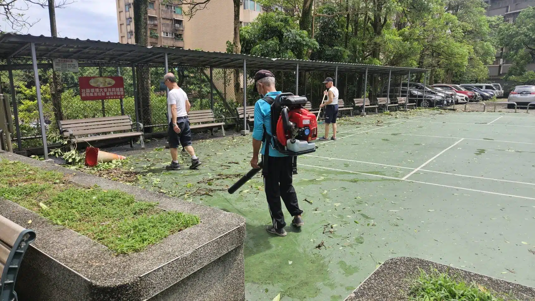 巴威過境週日放晴六合里志工貼心整理環境還給里民乾淨休閒空間