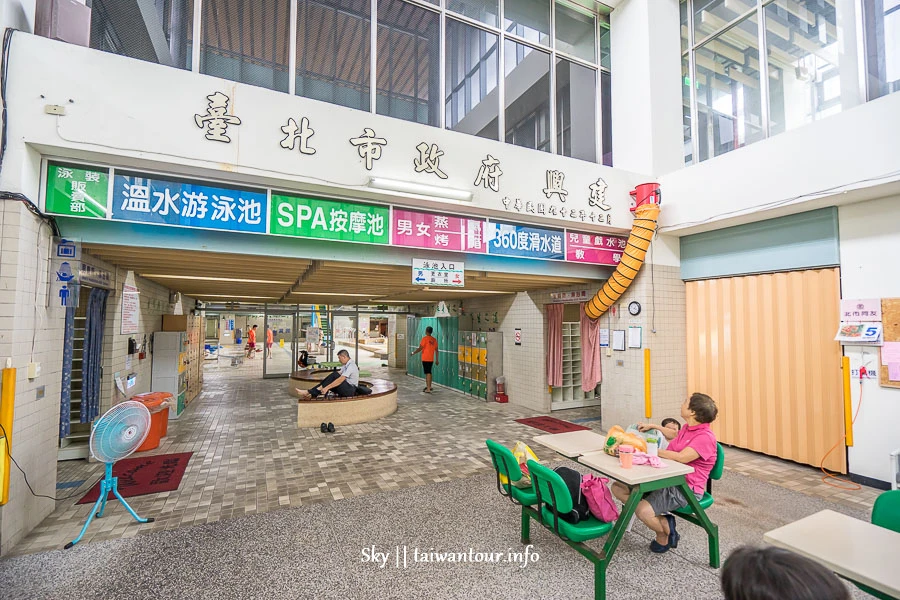 【玉泉公園游泳池】台北親子景點室內玩水滑水道雨天備案 【玉泉公園游泳池】台北親子景點室內玩水滑水道雨天備案