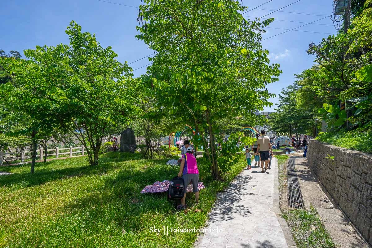 2026基隆免費玩水【暖暖親水公園2.0】升級！開放時間/噴水時段/交通停車攻略