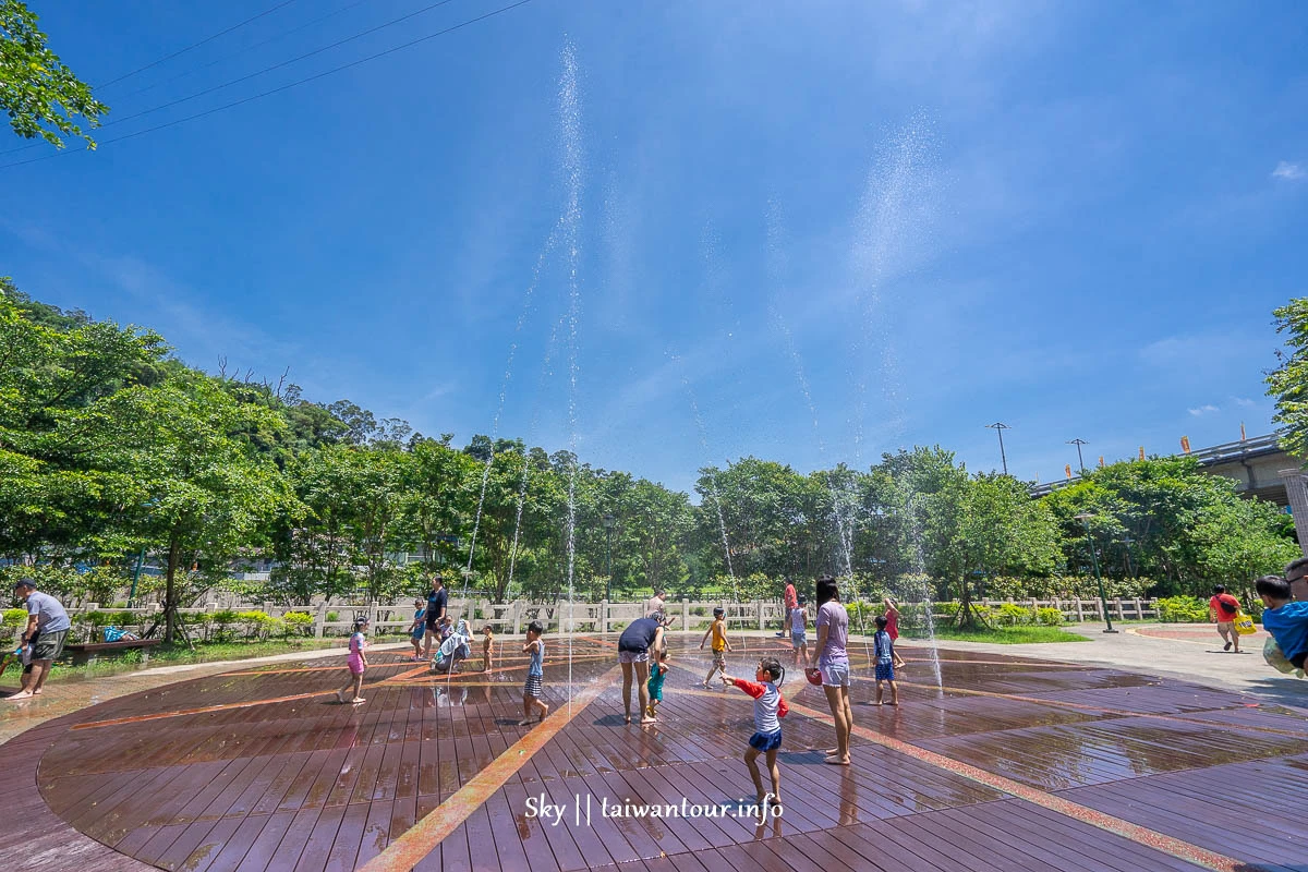 2026基隆免費玩水【暖暖親水公園2.0】升級！開放時間/噴水時段/交通停車攻略
