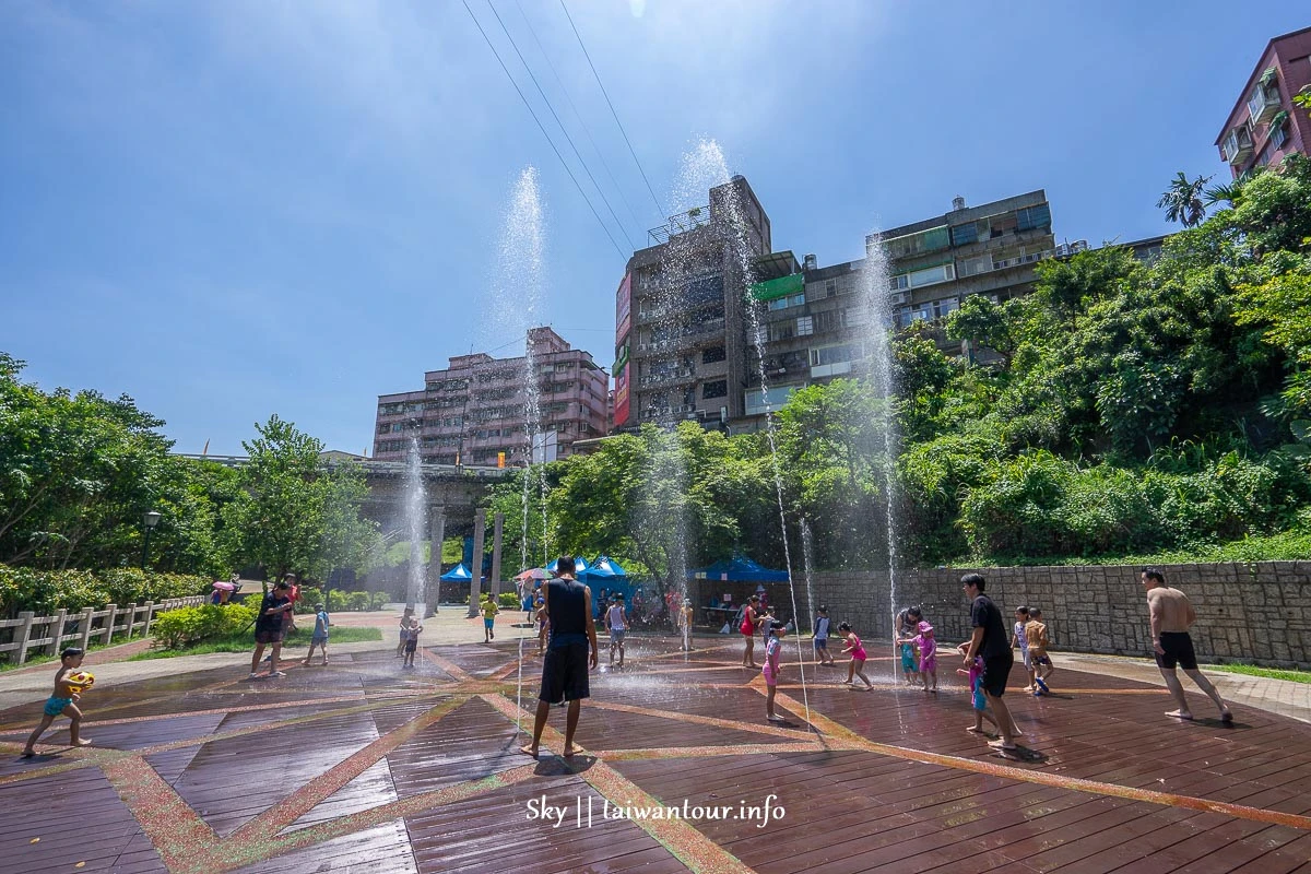 2026基隆免費玩水【暖暖親水公園2.0】升級！開放時間/噴水時段/交通停車攻略