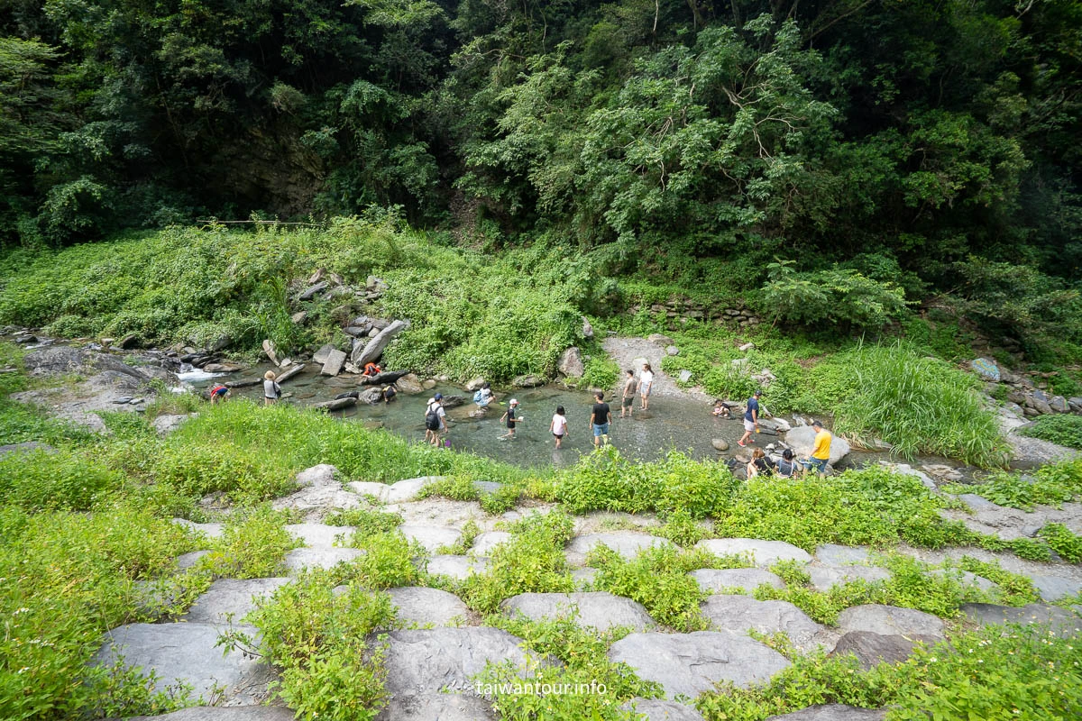 鹿鳴溪蝴蝶谷天然戲水池，夏天溪水約膝蓋深，非常適合親子戲水。