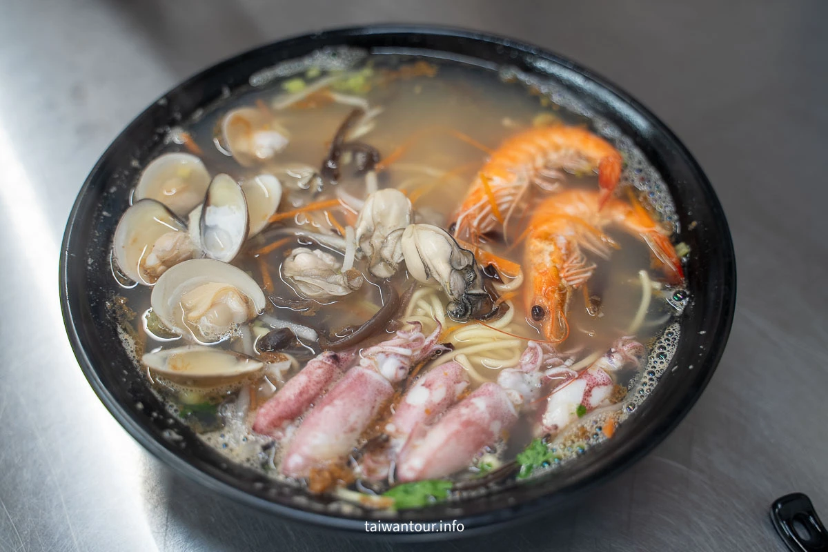 【柳媽媽海鮮粥麵館】金山老街美食必點海鮮粥、小卷炒麵全攻略! 【柳媽媽海鮮粥麵館】金山老街美食必點海鮮粥、小卷炒麵全攻略!