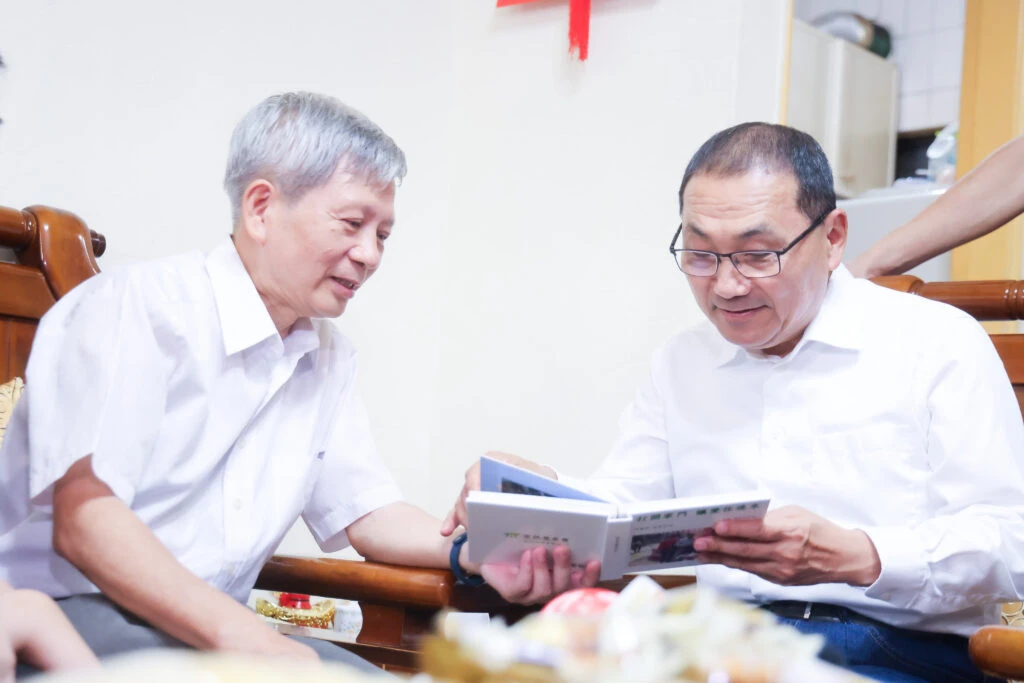 24年照顧16名寄養童　侯友宜訪視新北模範父親代表陳應興　讚其大愛精神　