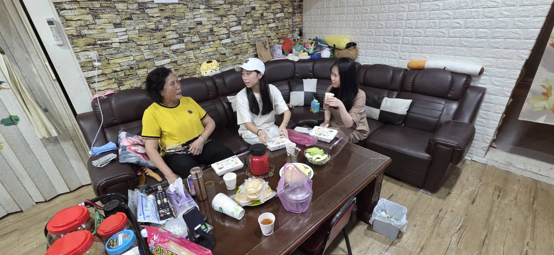 二信小太陽女孩探訪五福獨居長者學習傾聽與理解