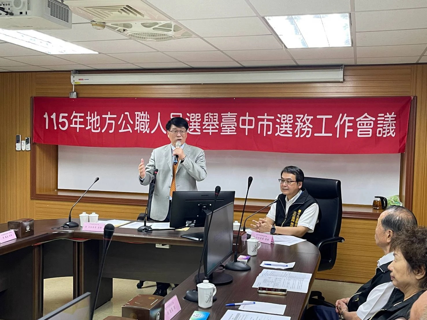 訪視臺中市選委會   中選會主委游盈隆「十字箴言」勉勵做民主守護神