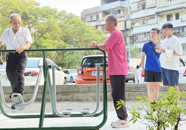 年輕學子跟著五福里舒里長的腳步 觀察人文環保學習愛與關懷