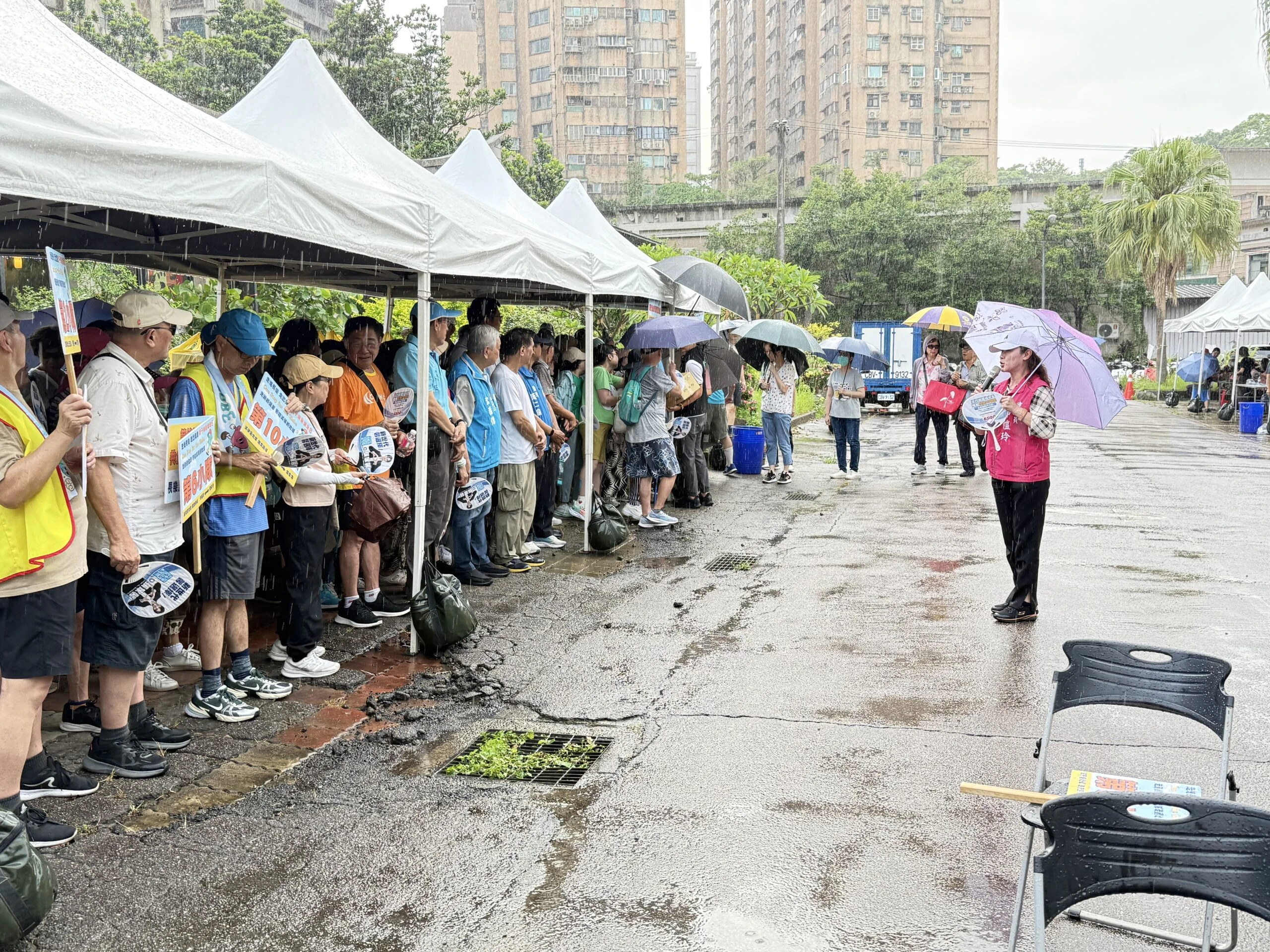 長樂親子銀髮健走活動午後陣雨順利舉行 「遇水德發」成為話題