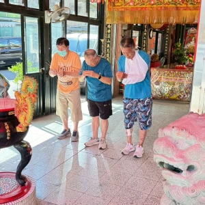 里長外出為民服務遭撞報平安 提醒騎機車務必戴好安全帽
