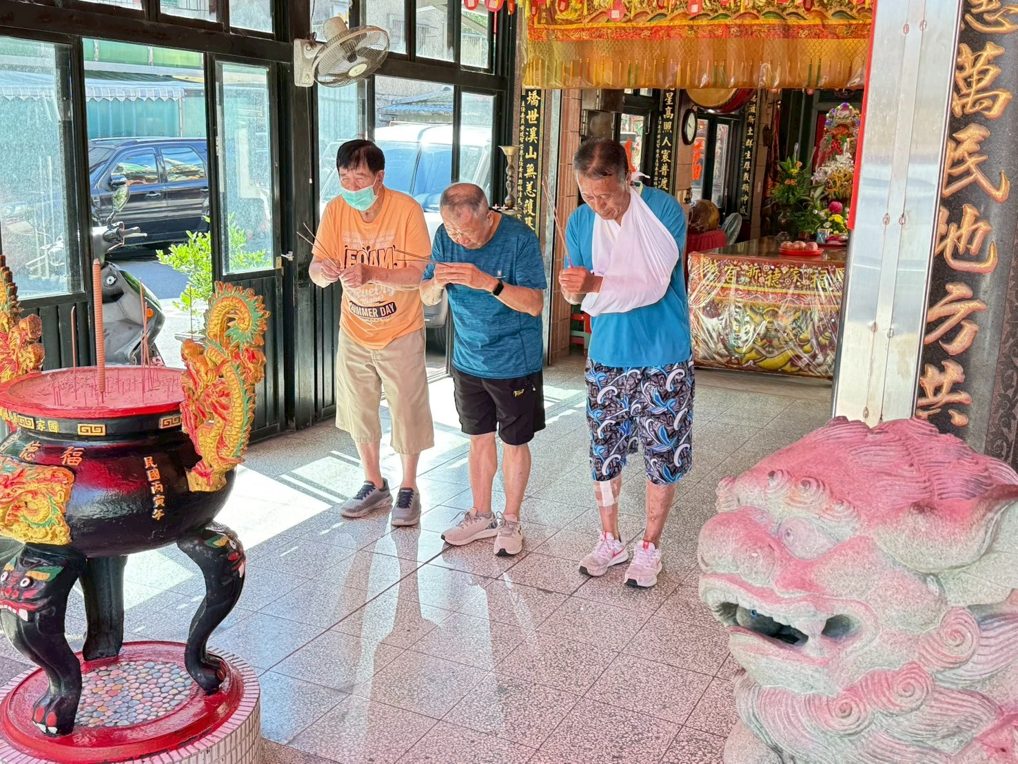 里長外出為民服務遭撞報平安 提醒騎機車務必戴好安全帽