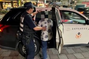 老婦人深夜迷途街頭  士林警暖心安撫護送返家