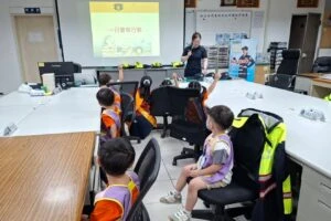 警察姐姐的魔法城堡開門了  幼幼班化身小小警察  守護種子悄悄萌芽  哇  今天我們要去警察姐姐的魔法城堡耶