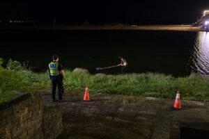 泳圈漂流險釀意外  瑞芳警即時制止民眾涉險撿拾