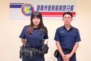 老翁夜間散步迷途  暖警攙扶護送返家