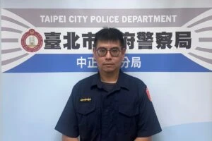 夜晚中最溫暖的那雙手  暖警協助迷途老婦返家