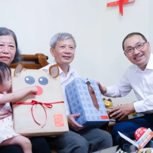 拜訪模範父親代表陳應興 　侯友宜讚其大愛精神
