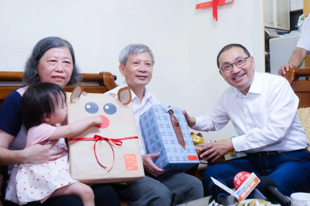 拜訪模範父親代表陳應興 　侯友宜讚其大愛精神