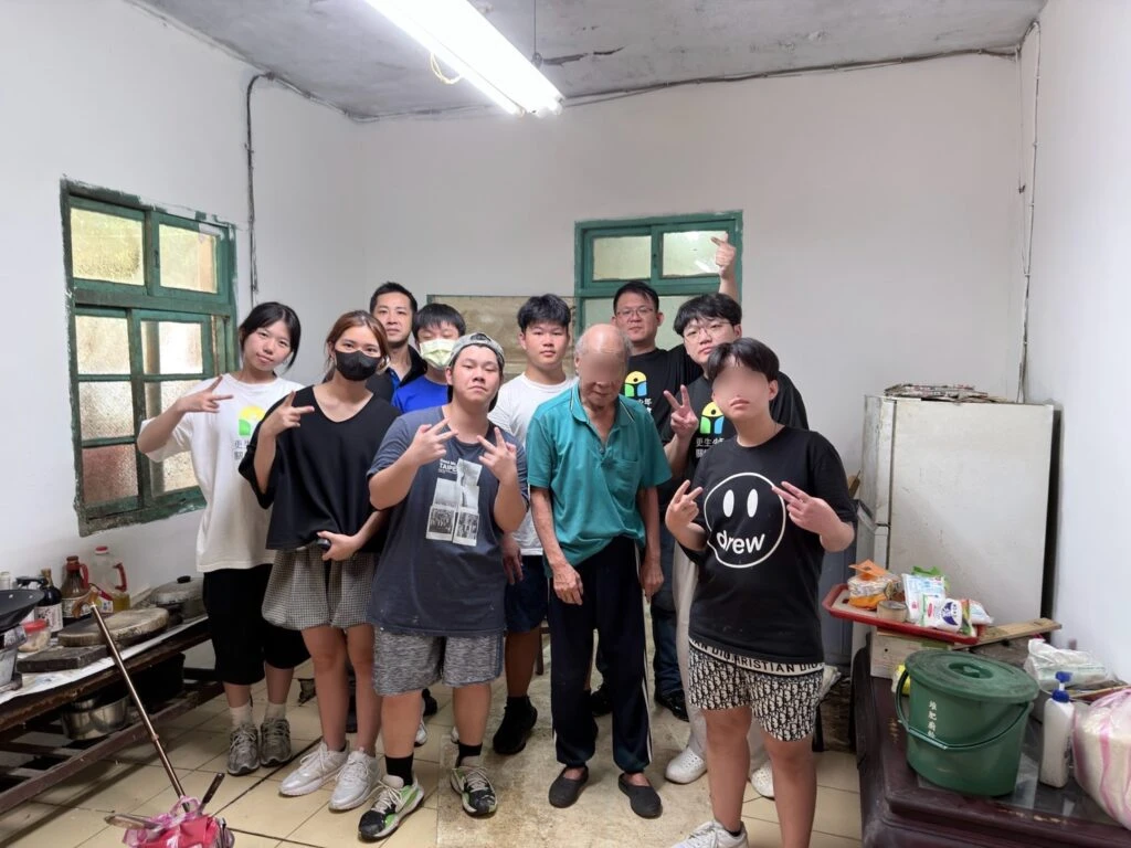 新北市少年培力園少年工班走進偏鄉　為獨居長輩修繕水電、油漆改善環境