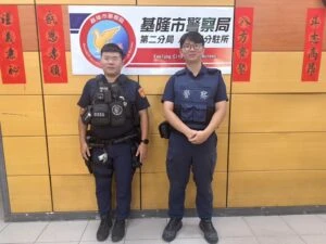 警撿拾散落回收物  熱心守護道路安全