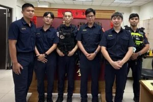 萌貓受困汽車底盤  暖警耐心救援助脫困