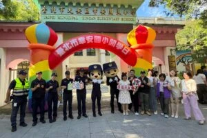 大安警  護童  總動員  警察寶寶站崗迎小一新鮮人開學