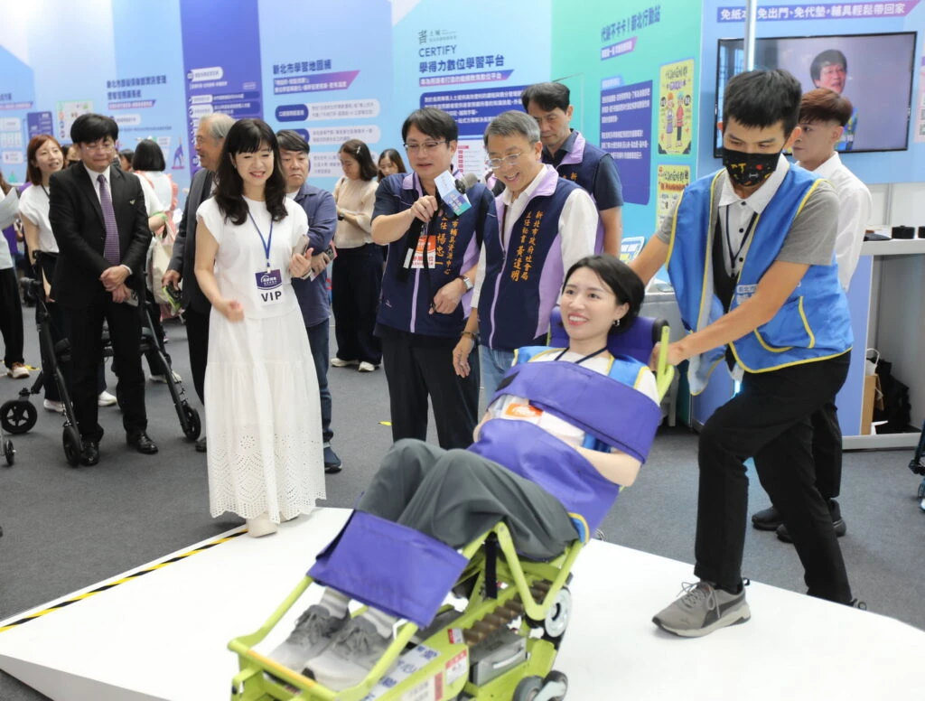 高齡博覽會新北館登場　輔具EasyGo獲選十大高齡友善科技 集章、健康量測一次體驗