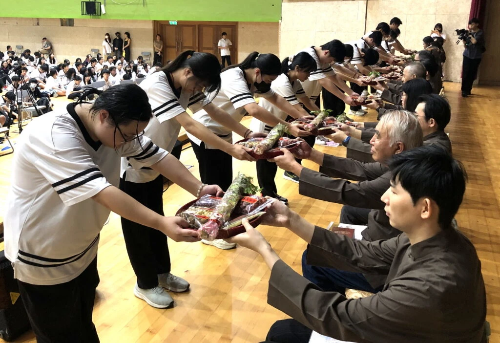教師節敬師有新意 新北技高生「奉茶、拜師、束脩」謝師恩 教師節敬師有新意 新北技高生「奉茶、拜師、束脩」謝師恩