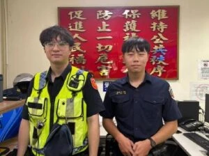 警專實習生熱心助民  拋錨車擋路主動指揮並合力推車
